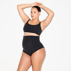 FITS EVERYBODY MATERNITY HIGH-WAISTED BRIEF 5-PACK | ONYX ON A MODEL FRONT VIEW @ | FOCUS: 0.0, 1.0, 0.9
