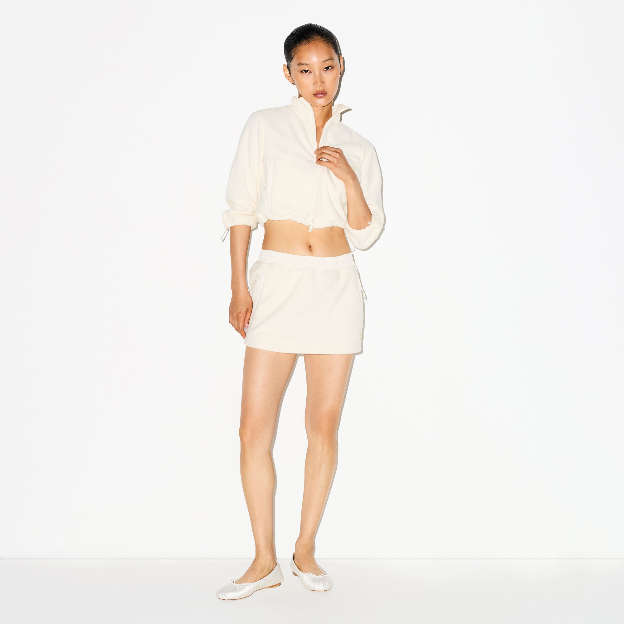 OUTDOOR FLEECE SHRUNKEN ZIP UP JACKET | ECRU ON A MODEL FRONT VIEW @ | FOCUS: 0.0, 1.0, 0.9