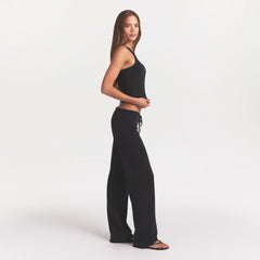 COTTON JERSEY STRAIGHT LEG PANT | SOOT ON A MODEL SIDE VIEW