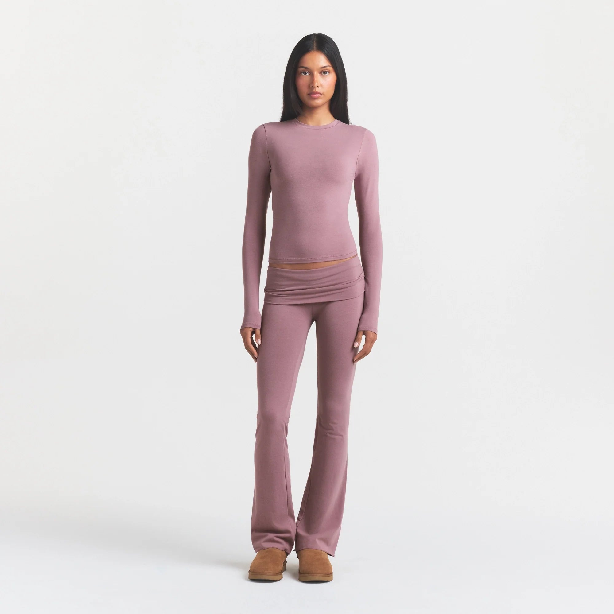 COTTON JERSEY LONG SLEEVE T-SHIRT | MUTED MAUVE ON A MODEL FRONT VIEW@ | FOCUS: 0.0, 1.0, 0.9