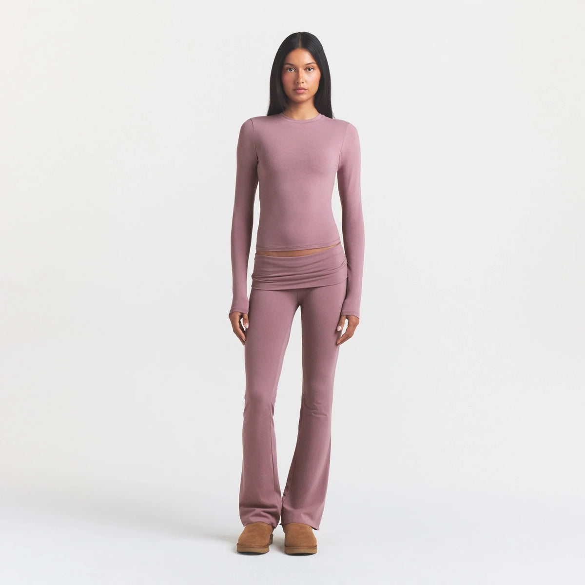 COTTON JERSEY LONG SLEEVE T-SHIRT | MUTED MAUVE ON A MODEL FRONT VIEW@ | FOCUS: 0.0, 1.0, 0.9