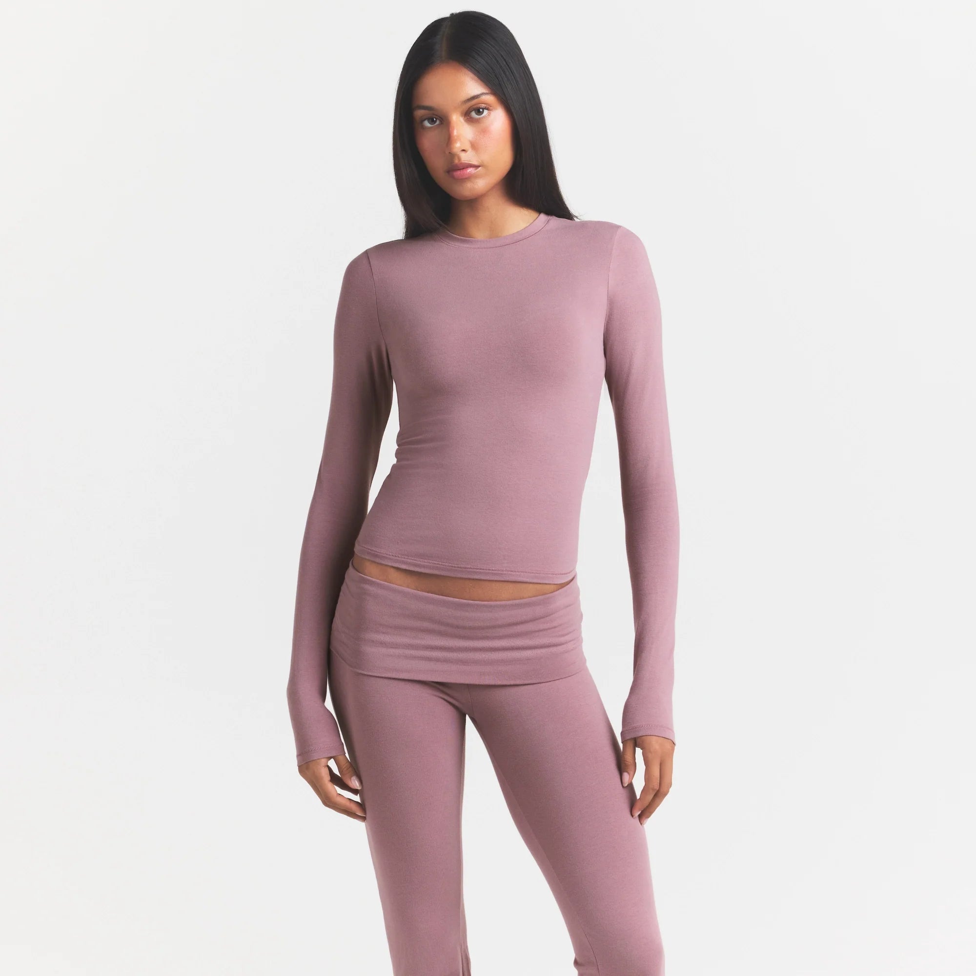 COTTON JERSEY LONG SLEEVE T-SHIRT | MUTED MAUVE ON A MODEL FRONT VIEW@ | FOCUS: 0.0, 1.0, 0.9