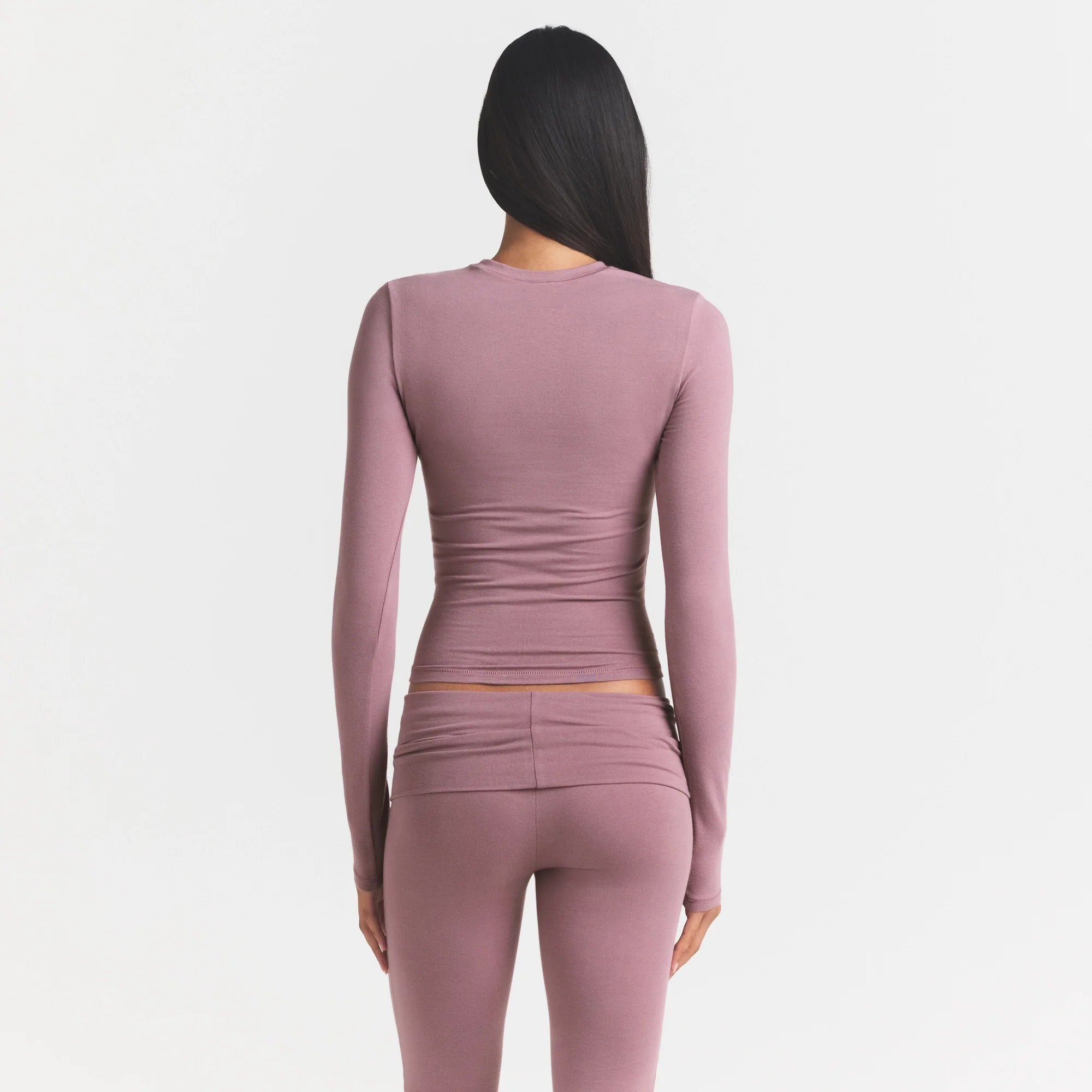 COTTON JERSEY LONG SLEEVE T-SHIRT | MUTED MAUVE ON A MODEL BACK VIEW@ | FOCUS: 0.0, 1.0, 0.9
