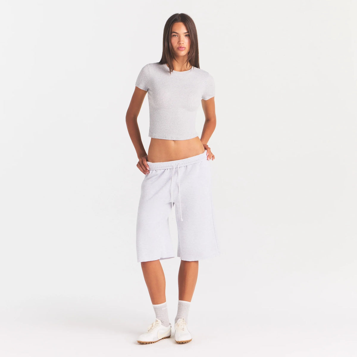 COTTON RIB T-SHIRT | LIGHT HEATHER GREY ON A MODEL FRONT VIEW @ | FOCUS: 0.0, 1.0, 0.9