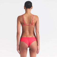 FITS EVERYBODY MICRO BANDEAU | ULTRA PINK ON A MODEL SIDE VIEW @ | FOCUS: 0.0, 1.0, 0.9