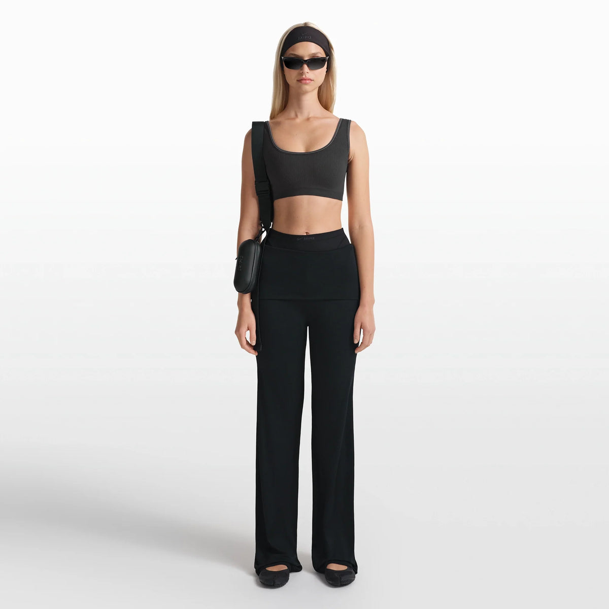 NikeSKIMS RIBBED SEAMLESS SCOOP BRA | OBSIDIAN/ARMOR ON A MODEL FRONT VIEW @ | FOCUS: 0.0, 1.0, 0.9