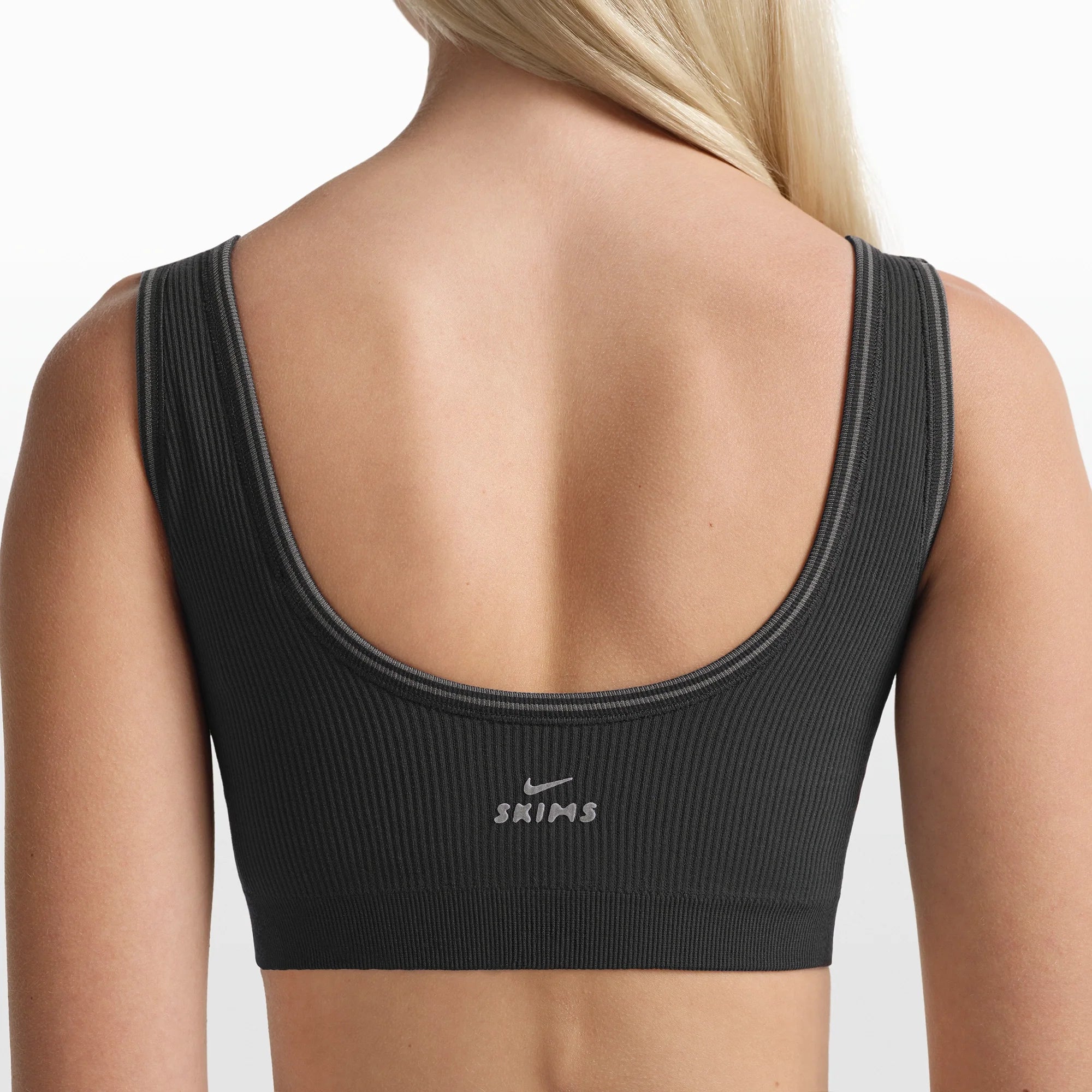 NikeSKIMS RIBBED SEAMLESS SCOOP BRA | OBSIDIAN/ARMOR ON A MODEL FRONT VIEW @ | FOCUS: 0.0, 1.0, 0.9
