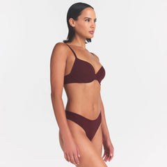 FITS EVERYBODY T-SHIRT BRA | CURRANT ON A MODEL | FOCUS: 0.0, 1.0, 0.9