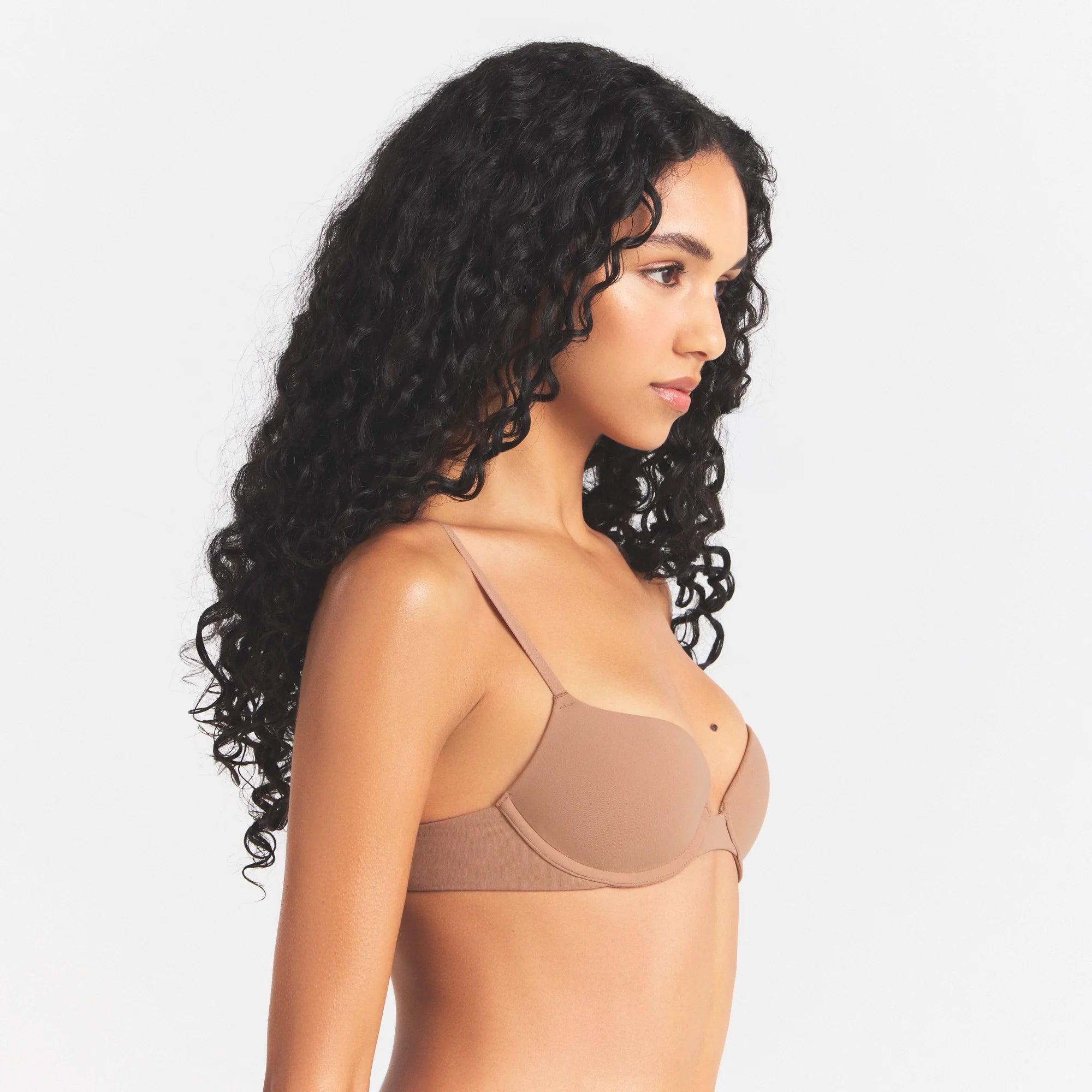 FITS EVERYBODY PUSH-UP BRA | SIENNA ON A MODEL SIDE VIEW @ | FOCUS: 0.0, 1.0, 0.9