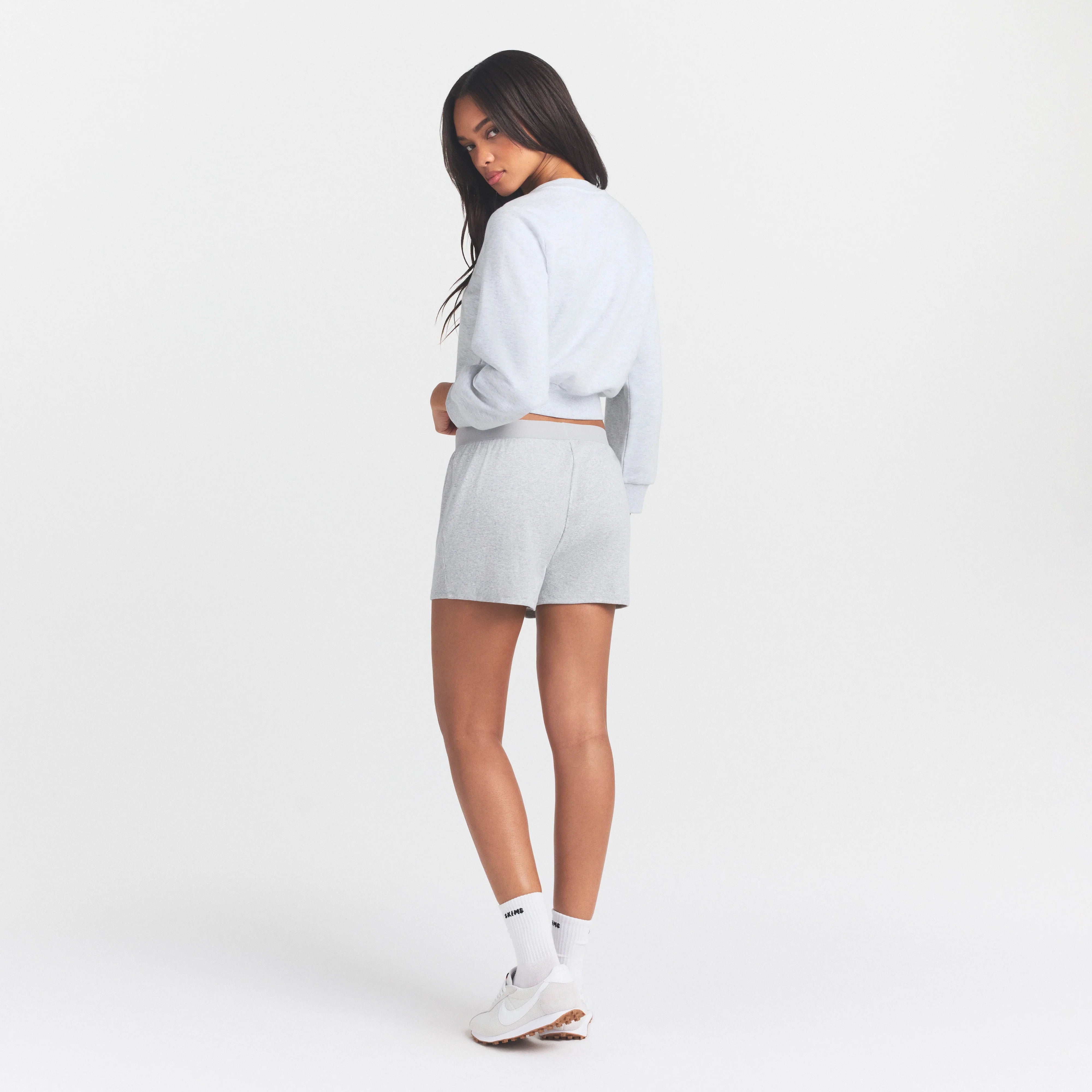 COTTON RIB LOOSE BOXER | LIGHT HEATHER GREY ON A MODEL SIDE VIEW