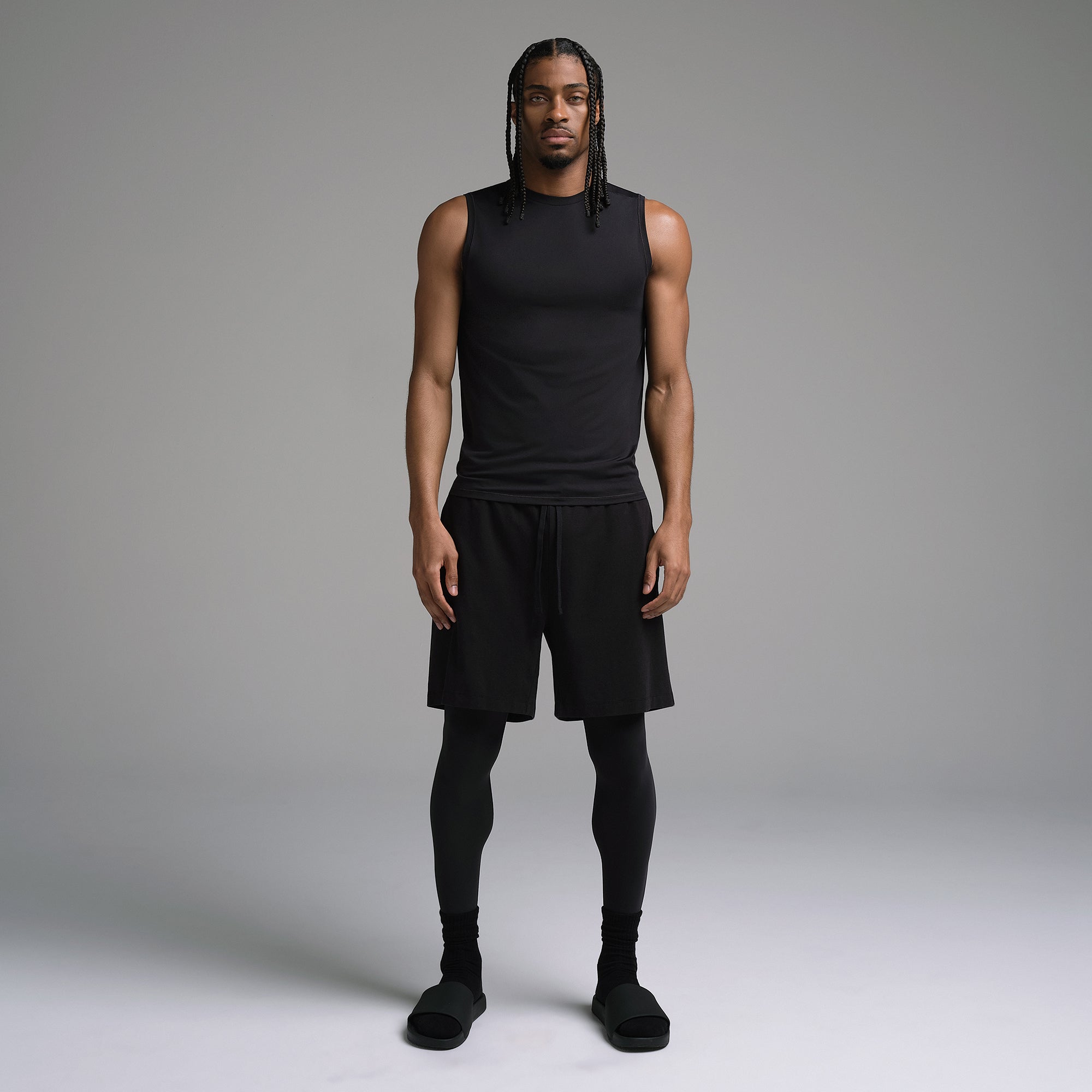 SKIMS SPORT MENS LEGGING | OBSIDIAN ON A MODEL FRONT VIEW | FOCUS: 0.0, 1.0, 0.9
