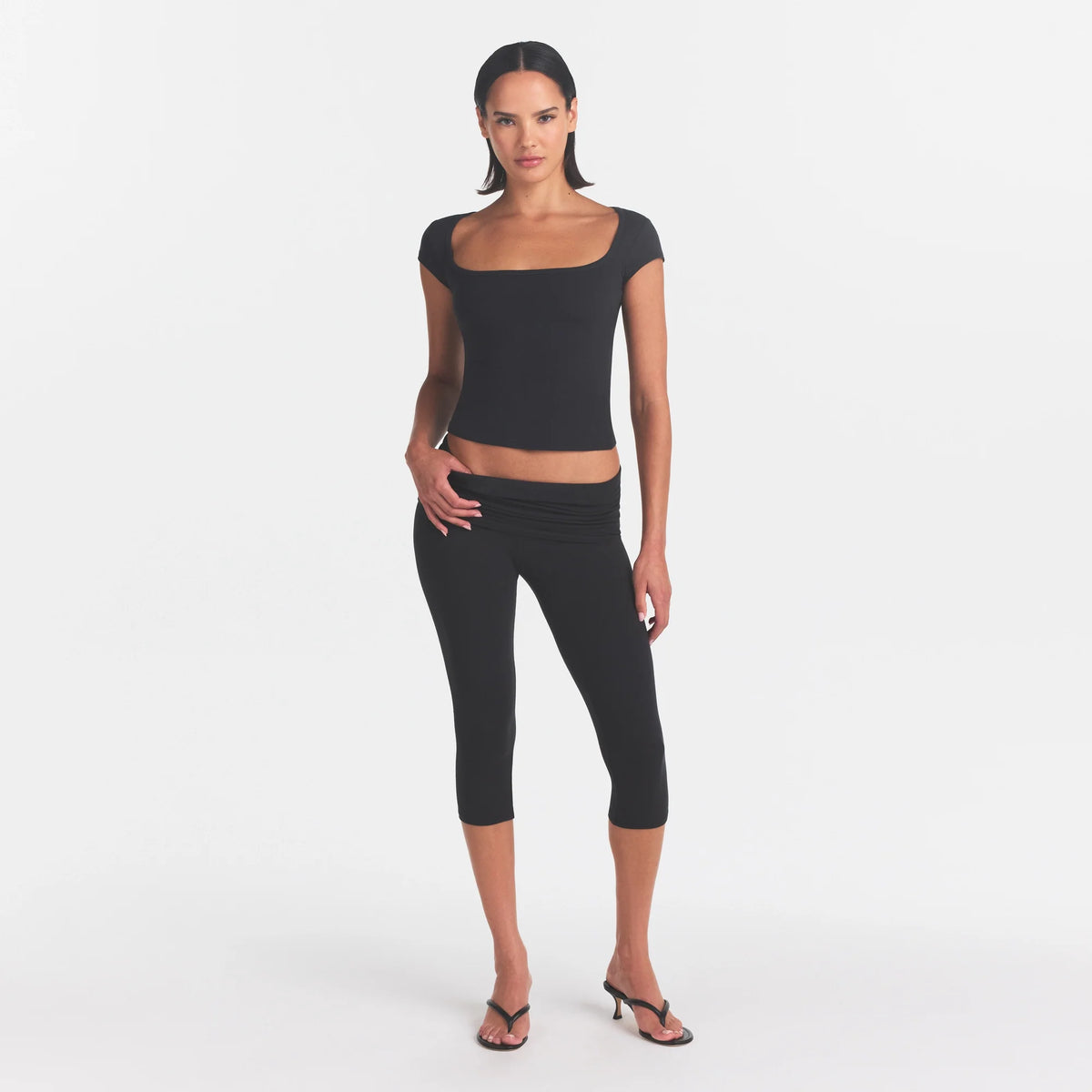 COTTON JERSEY FOLDOVER CAPRI | SOOT ON A MODEL FRONT VIEW @ | FOCUS: 0.0, 1.0, 0.9