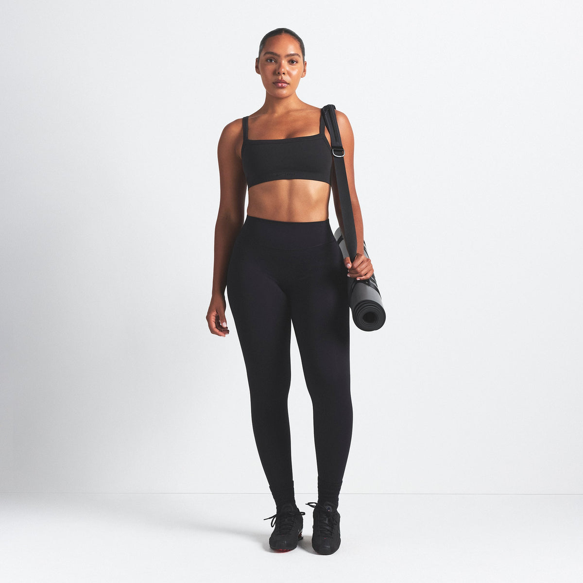 NikeSKIMS VINTAGE SEAMLESS CAMI BRA | OBSIDIAN ON A MODEL FRONT VIEW @ | FOCUS: 0.9, 0.1, 0.7