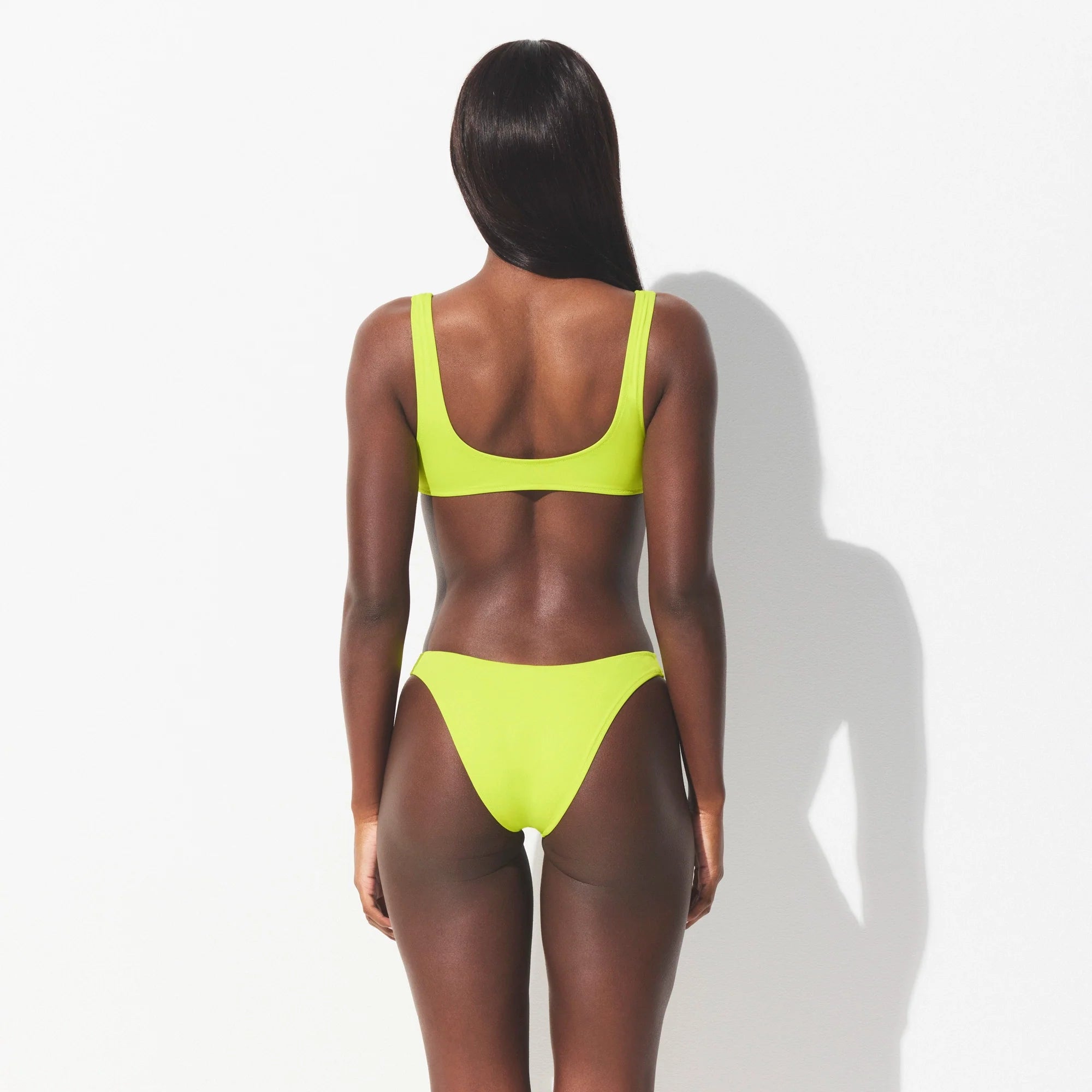 SIGNATURE SWIM PLUNGE BIKINI TOP | SPHENE ON A MODEL SIDE VIEW