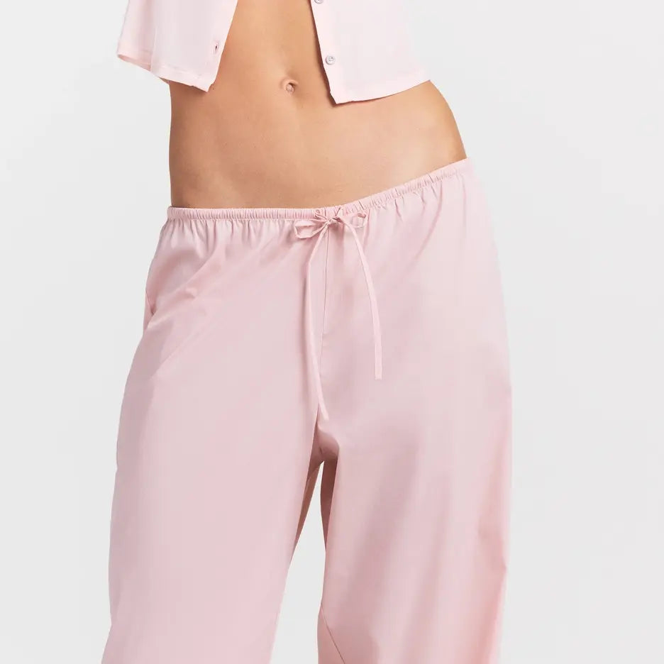 COTTON POPLIN PANT | DUSTY PINK ON A MODEL SIDE VIEW @ | FOCUS: 0.0, 1.0, 0.9