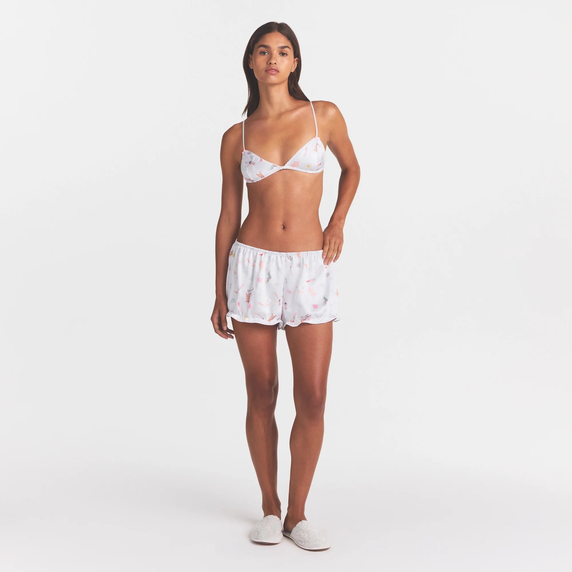 LIGHTWEIGHT SATIN BLOOMER | SNOW ESSENTIALS BAG ON A MODEL FRONT VIEW @ | FOCUS: 0.0, 1.0, 0.9