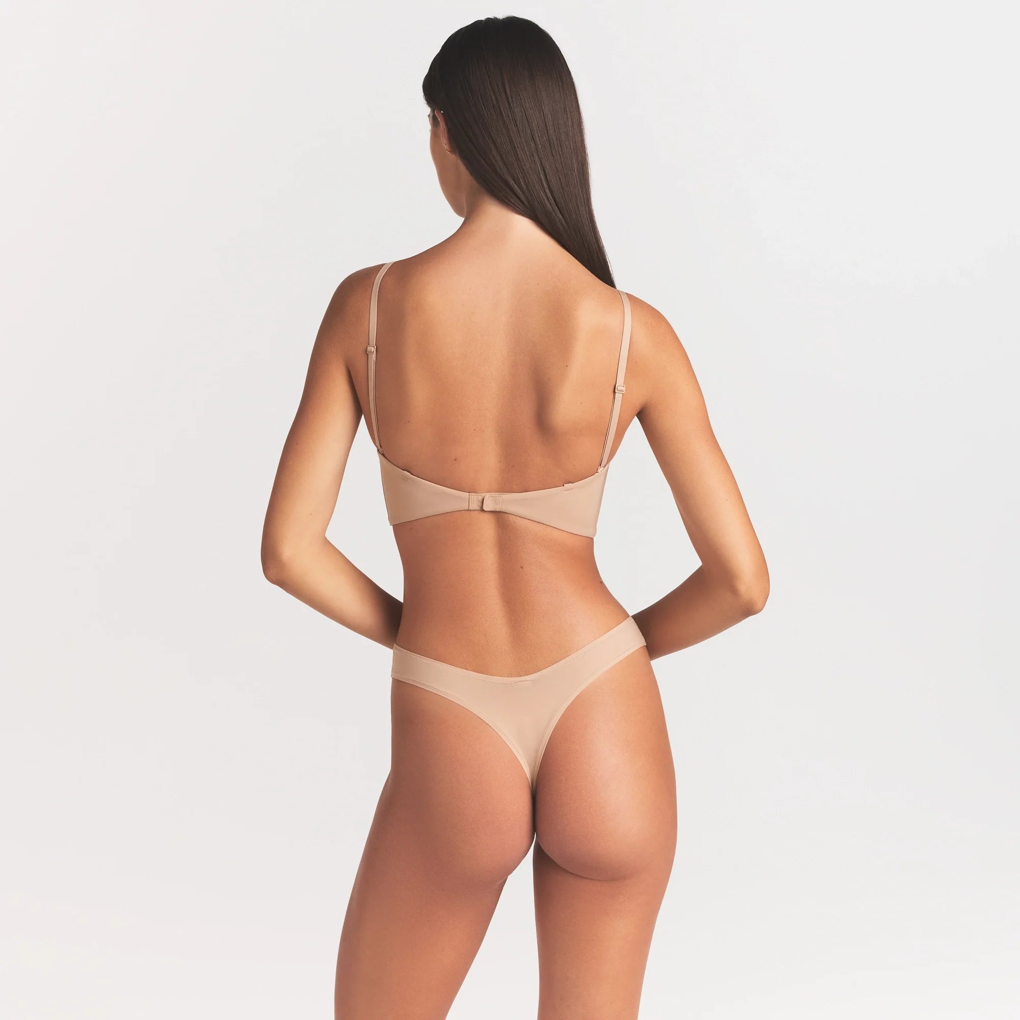 FITS EVERYBODY LOW BACK LONGLINE BRA | CLAY ON A MODEL SIDE VIEW @ | FOCUS: 0.0, 1.0, 0.9