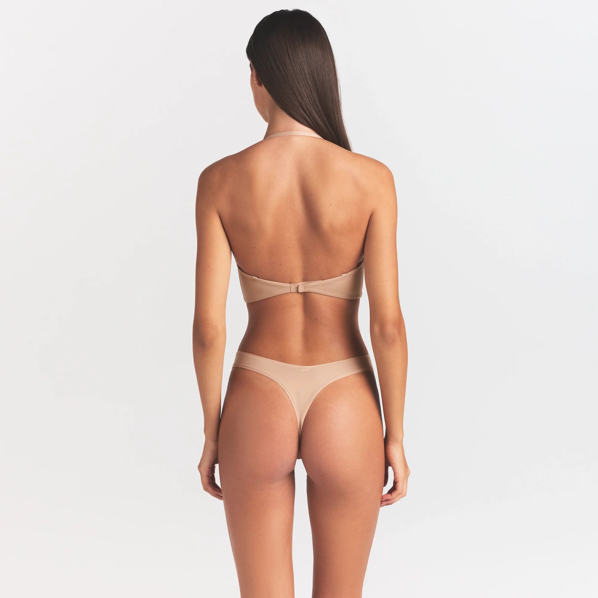 FITS EVERYBODY LOW BACK LONGLINE BRA | CLAY ON A MODEL SIDE VIEW @ | FOCUS: 0.0, 1.0, 0.9
