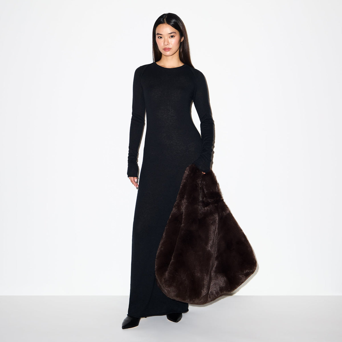 FAUX FUR JUMBO TOTE | ESPRESSO ON A MODEL FRONT VIEW @ | FOCUS: 0.0, 1.0, 0.9