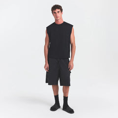SKIMS ACCESSORIES MENS POOL SLIDE | ONYX ON A MODEL FRONT VIEW @ | FOCUS: 0.0, 1.0, 0.9