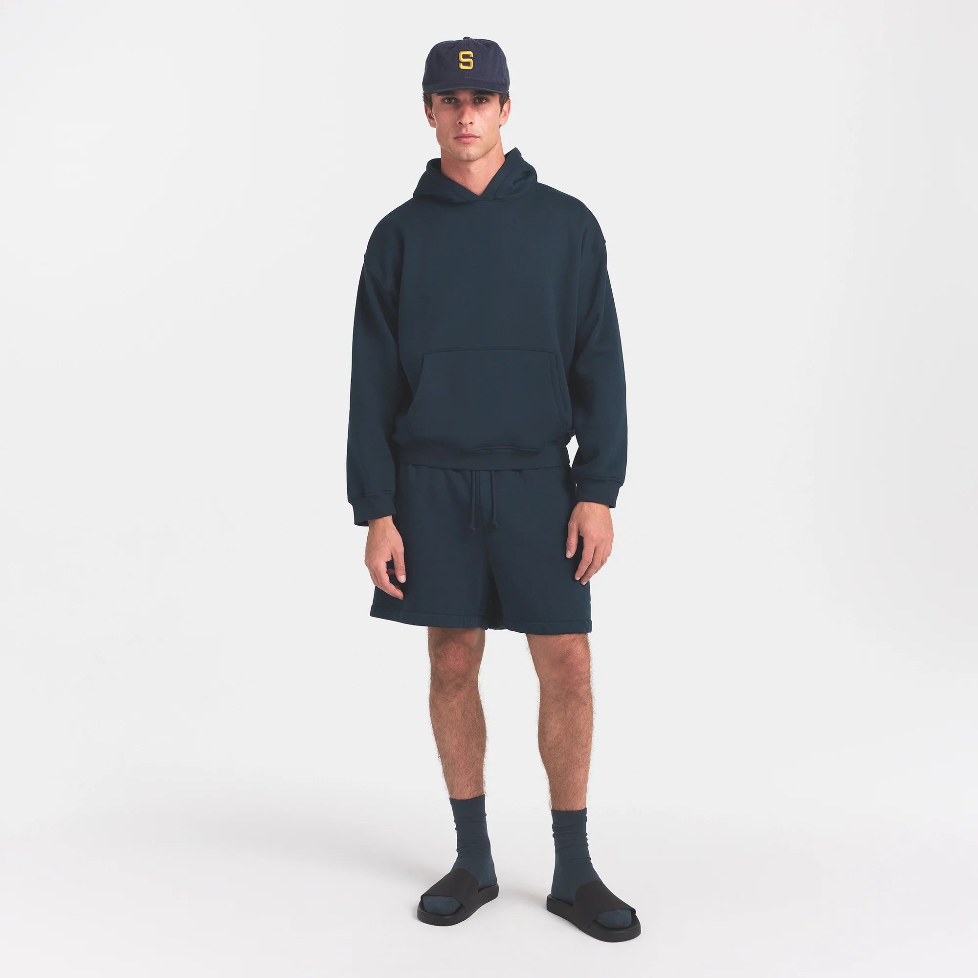 SKIMS ACCESSORIES MENS BASEBALL CAP | NAVY ON A MODEL FRONT VIEW @ | FOCUS: 0.0, 1.0, 0.9