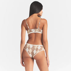 LIGHTWEIGHT COTTON LOGO PICOT HIPSTER | CAFE ARGYLE PRINT ON A MODEL SIDE VIEW @ | FOCUS: 0.0, 1.0, 0.9
