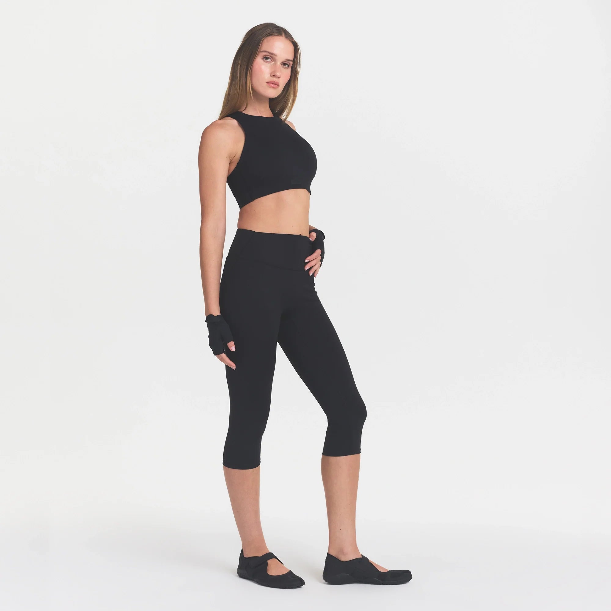 NikeSKIMS MATTE CROP 17" LEGGING | OBSIDIAN ON A MODEL FRONT VIEW @ | FOCUS: 0.0, 1.0, 0.9
