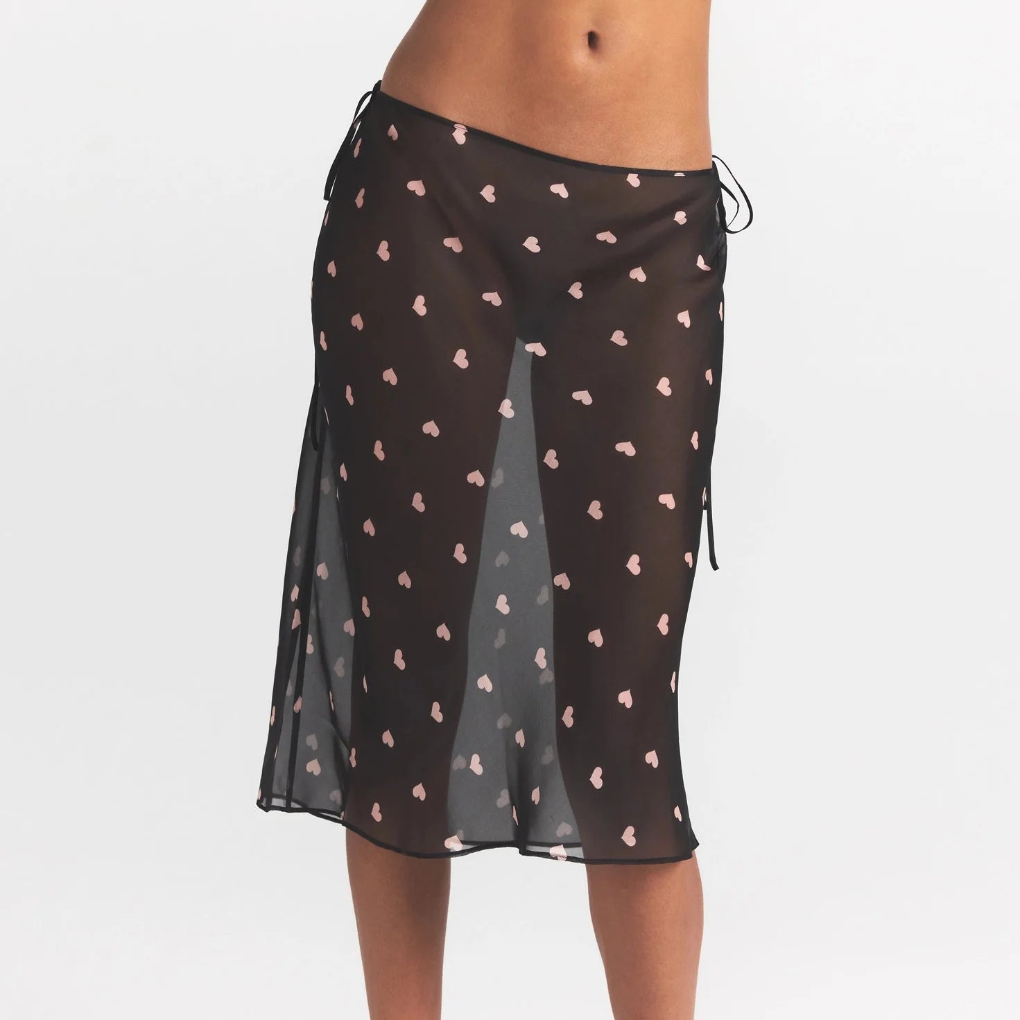 SKIMS ROMANCE MIDI SKIRT | OBSIDIAN SPACED HEARTS ON A MODEL SIDE VIEW @ | FOCUS: 0.0, 1.0, 0.9
