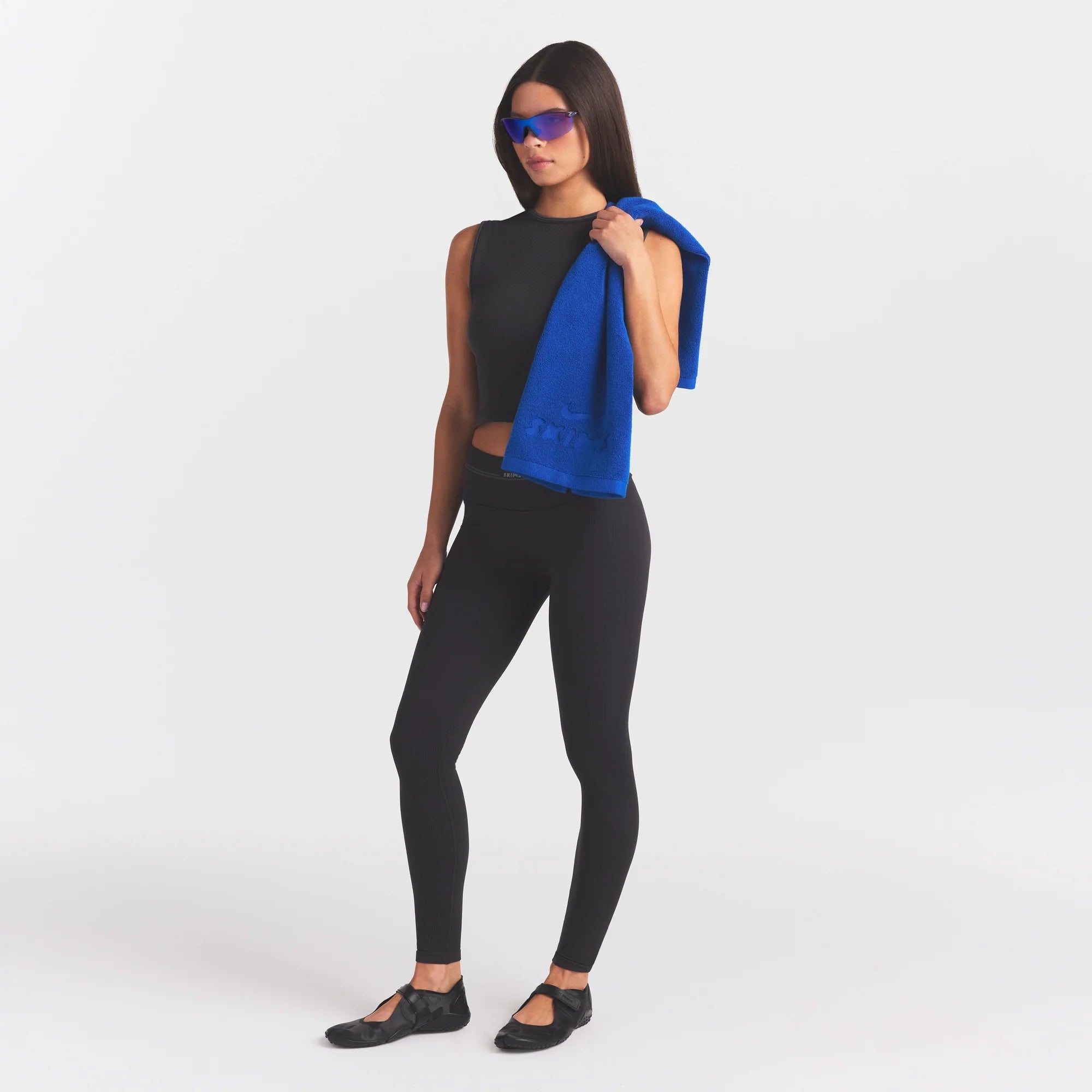 NikeSKIMS ACCESSORIES SMALL TOWEL | COBALT ON A MODEL FRONT VIEW @ | FOCUS: 0.0, 1.0, 0.9