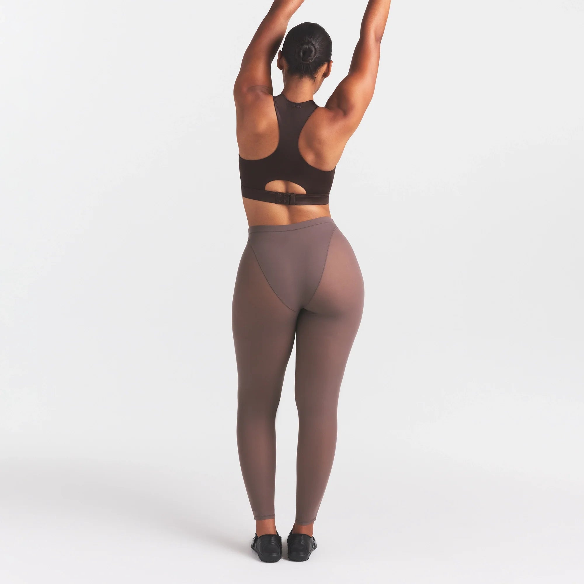 NikeSKIMS WEIGHTLESS LAYERS V-PANEL 28" LEGGING | RESIN ON A MODEL FRONT VIEW