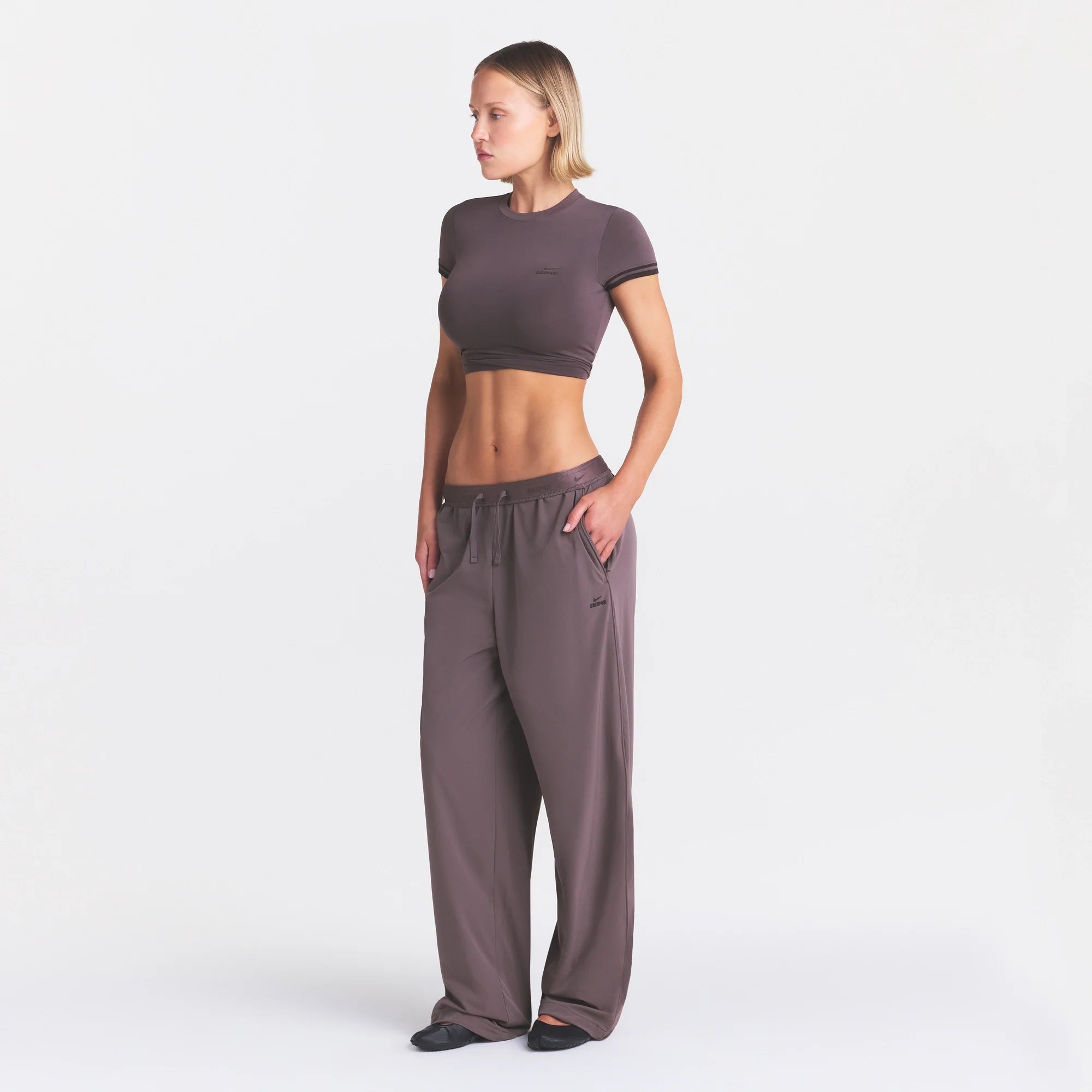 NikeSKIMS STRETCH NYLON OVERSIZED PANT | RESIN ON A MODEL FRONT VIEW @ | FOCUS: 0.0, 1.0, 0.9