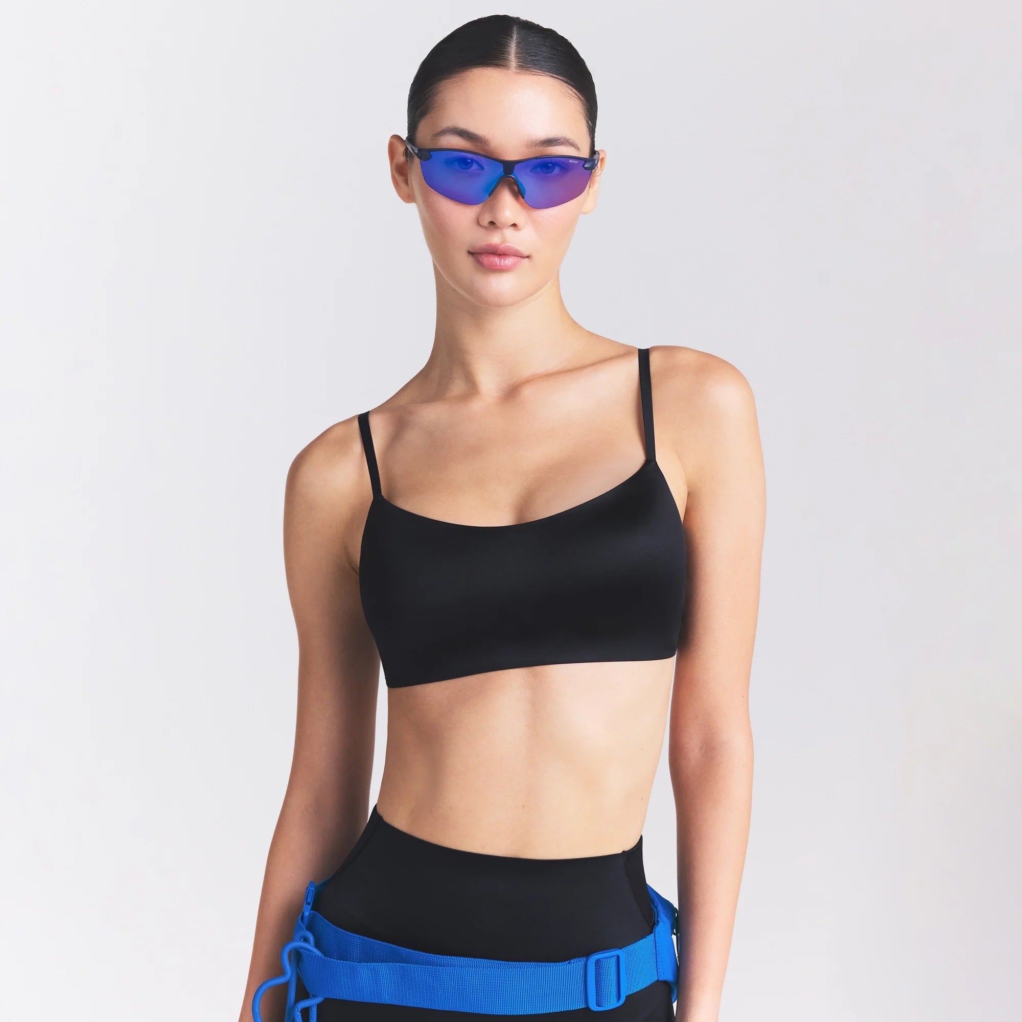 NikeSKIMS SATIN SHINE SCOOP CAMI BRA | OBSIDIAN ON A MODEL SIDE VIEW @ | FOCUS: 0.0, 1.0, 0.9