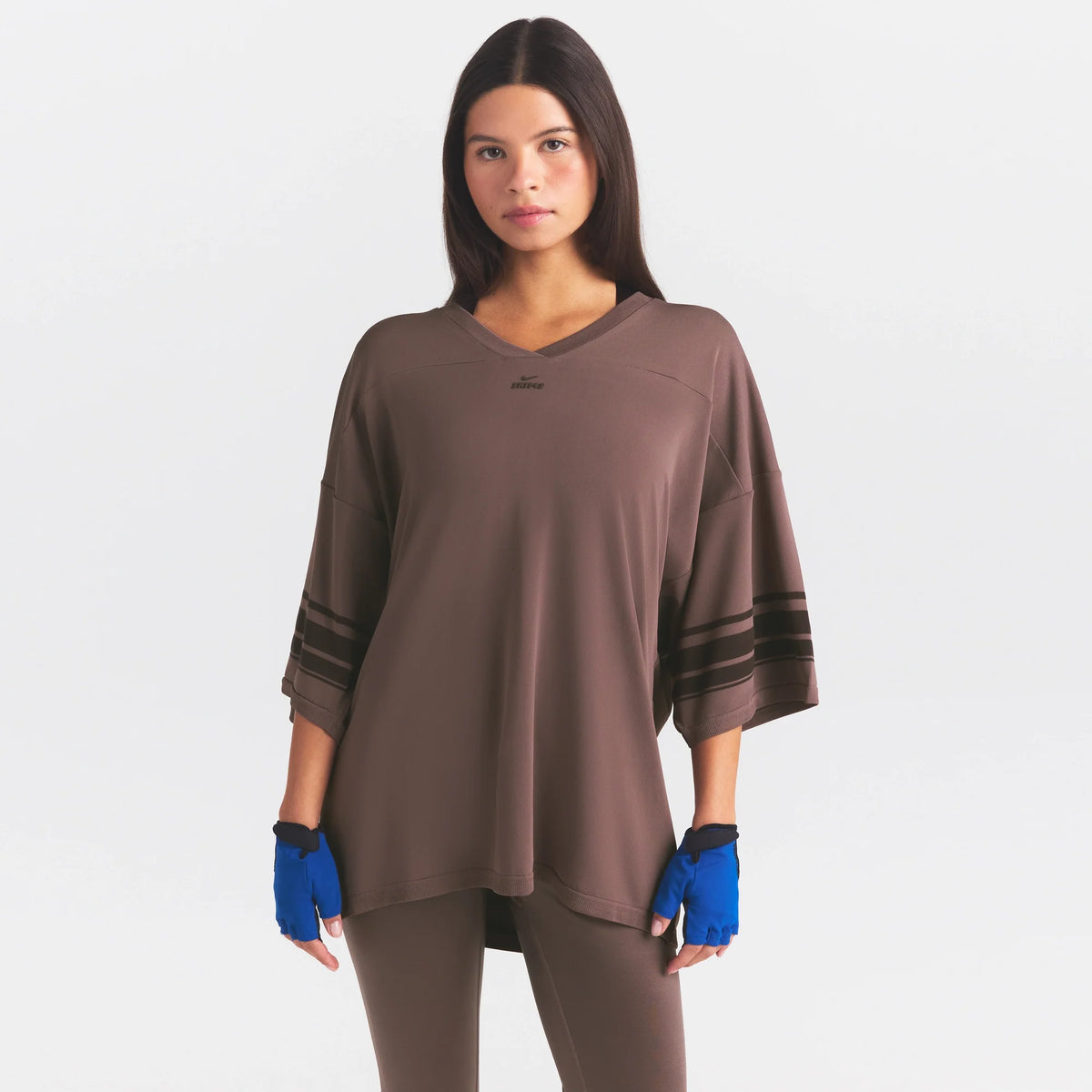 NikeSKIMS STRETCH KNIT OVERSIZED V-NECK TOP | RESIN ON A MODEL SIDE VIEW @ | FOCUS: 0.0, 1.0, 0.9