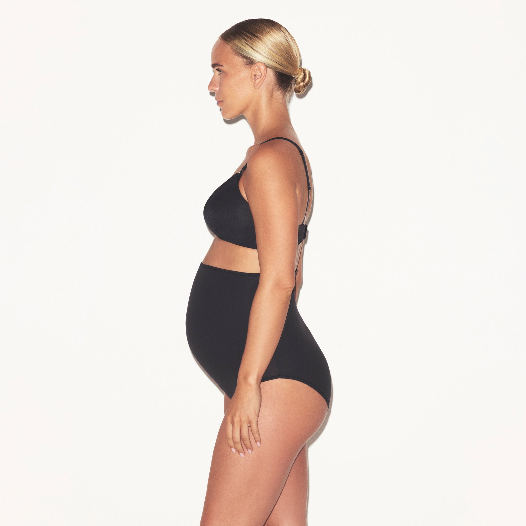 WIRELESS FORM MATERNITY NURSING BRA | ONYX ON A MODEL SIDE VIEW @ | FOCUS: 0.0, 1.0, 0.9