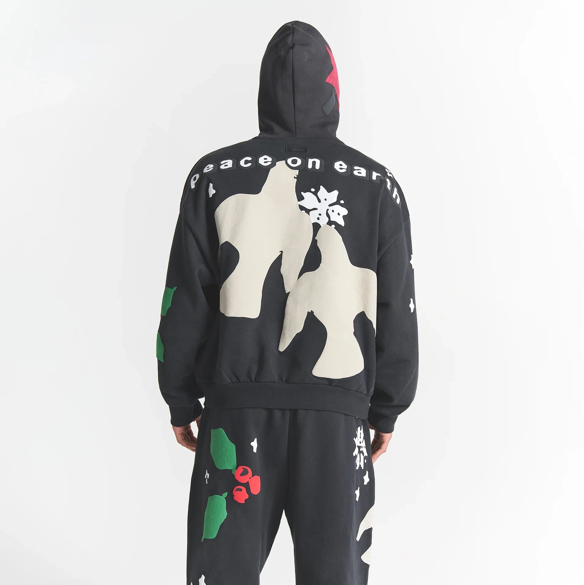CACTUS PLANT FLEA MARKET X SKIMS HEAVYWEIGHT FLEECE MENS RELAXED ZIP UP HOODIE | ONYX TEDDY BEAR PRINT ON A MODEL BACK VIEW @ | FOCUS: 0.0, 1.0, 0.9