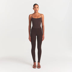 THE ESSENTIAL COLLECTION HIGH-WAISTED LEGGING | ESPRESSO ON A MODEL FRONT VIEW @ | FOCUS: 0.0, 1.0, 0.9