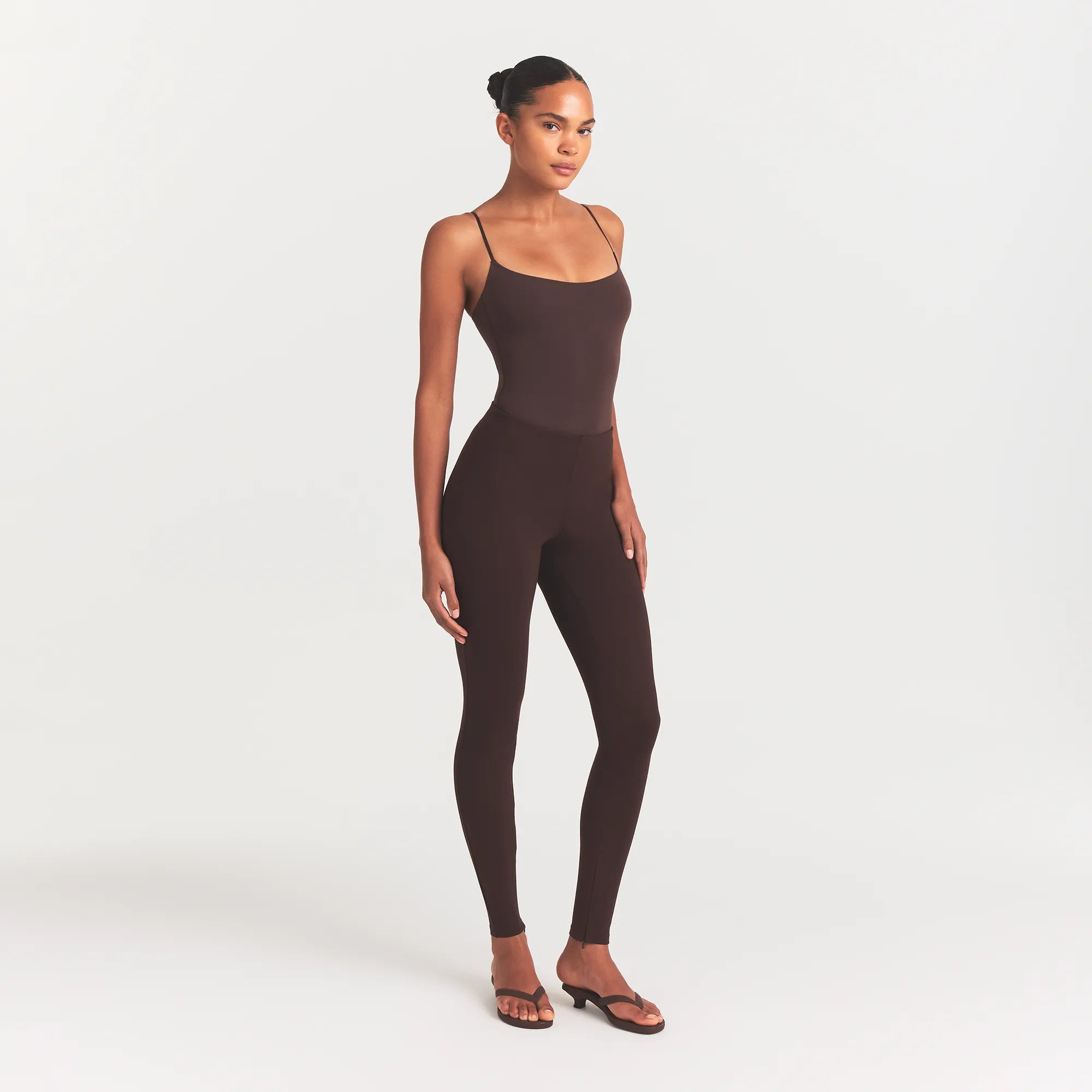 THE ESSENTIAL COLLECTION HIGH-WAISTED LEGGING | ESPRESSO ON A MODEL SIDE VIEW @ | FOCUS: 0.0, 1.0, 0.9
