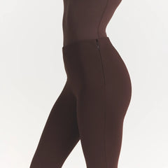 THE ESSENTIAL COLLECTION HIGH-WAISTED LEGGING | ESPRESSO ON A MODEL SIDE VIEW @ | FOCUS: 0.0, 1.0, 0.9