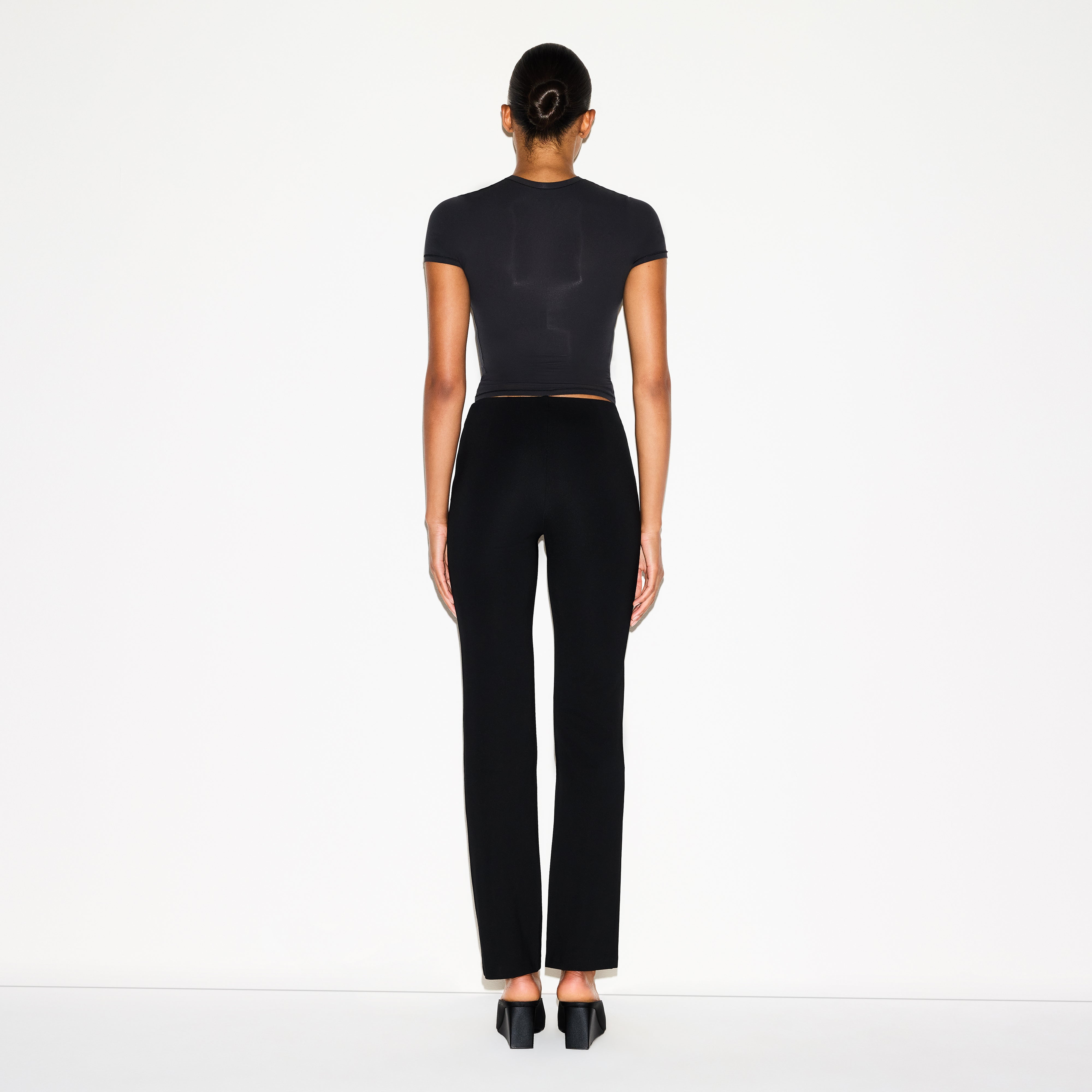 THE ESSENTIAL COLLECTION HIGH-WAISTED PINTUCK STRAIGHT LEG PANT | OBSIDIAN ON A MODEL FRONT VIEW @ | FOCUS: 0.0, 1.0, 0.9