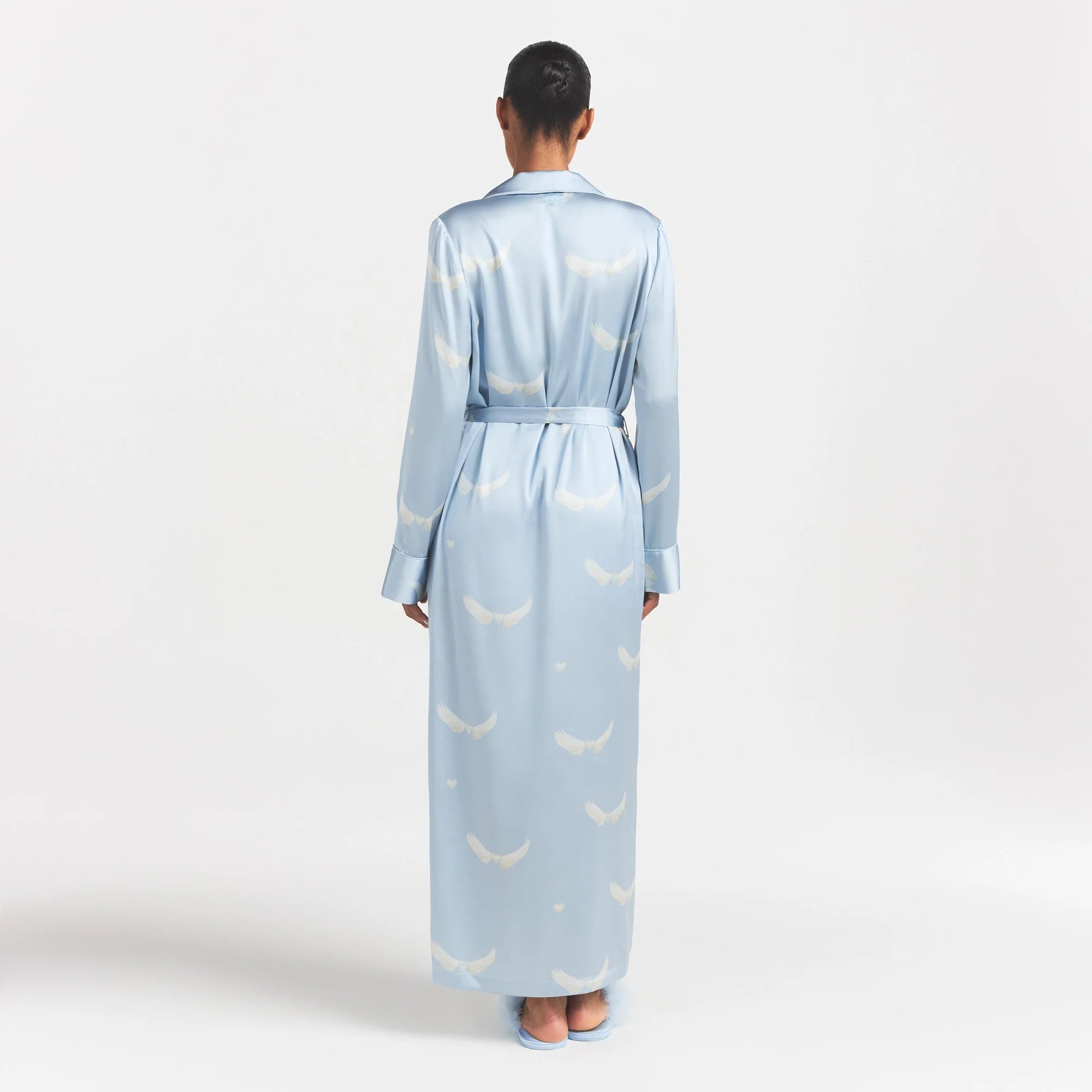 WOVEN SHINE LONG ROBE | AERO WING HEARTS PRINT ON A MODEL FRONT VIEW @ | FOCUS: 0.0, 1.0, 0.9