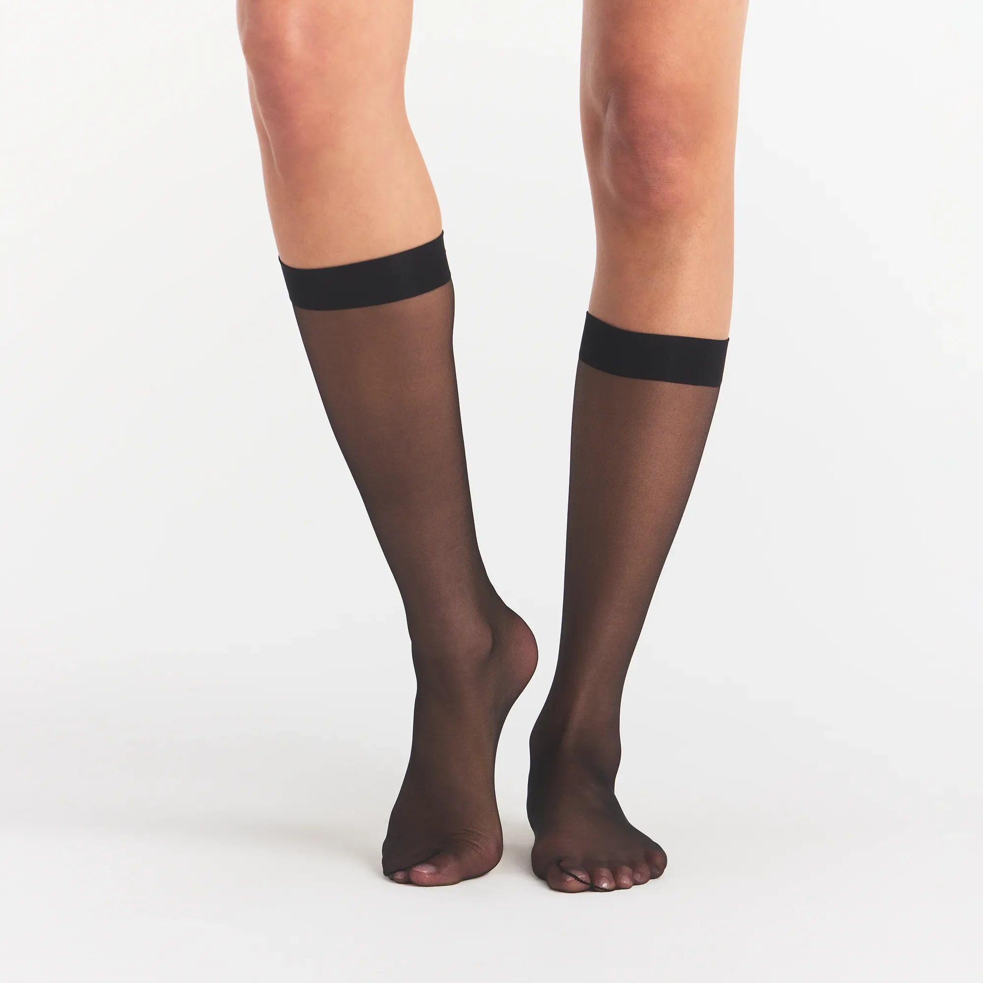 HOSIERY KNEE HIGH SOCK | ONYX ON A MODEL FRONT VIEW
