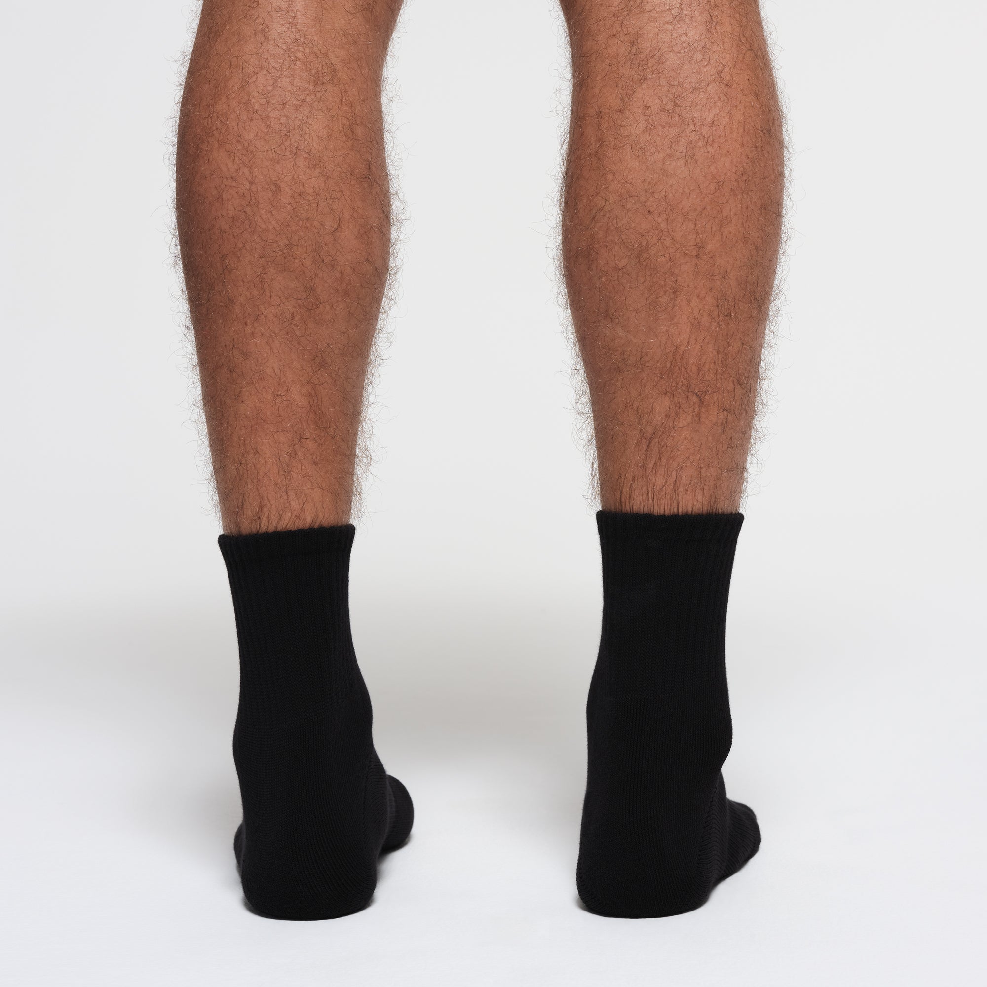 MENS EVERYDAY QUARTER CREW SOCK 3-PACK | ONYX ON A MODEL BACK VIEW