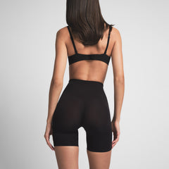 SEAMLESS SCULPT BUTT LIFTING SHORT | ONYX ON A MODEL BACK VIEW