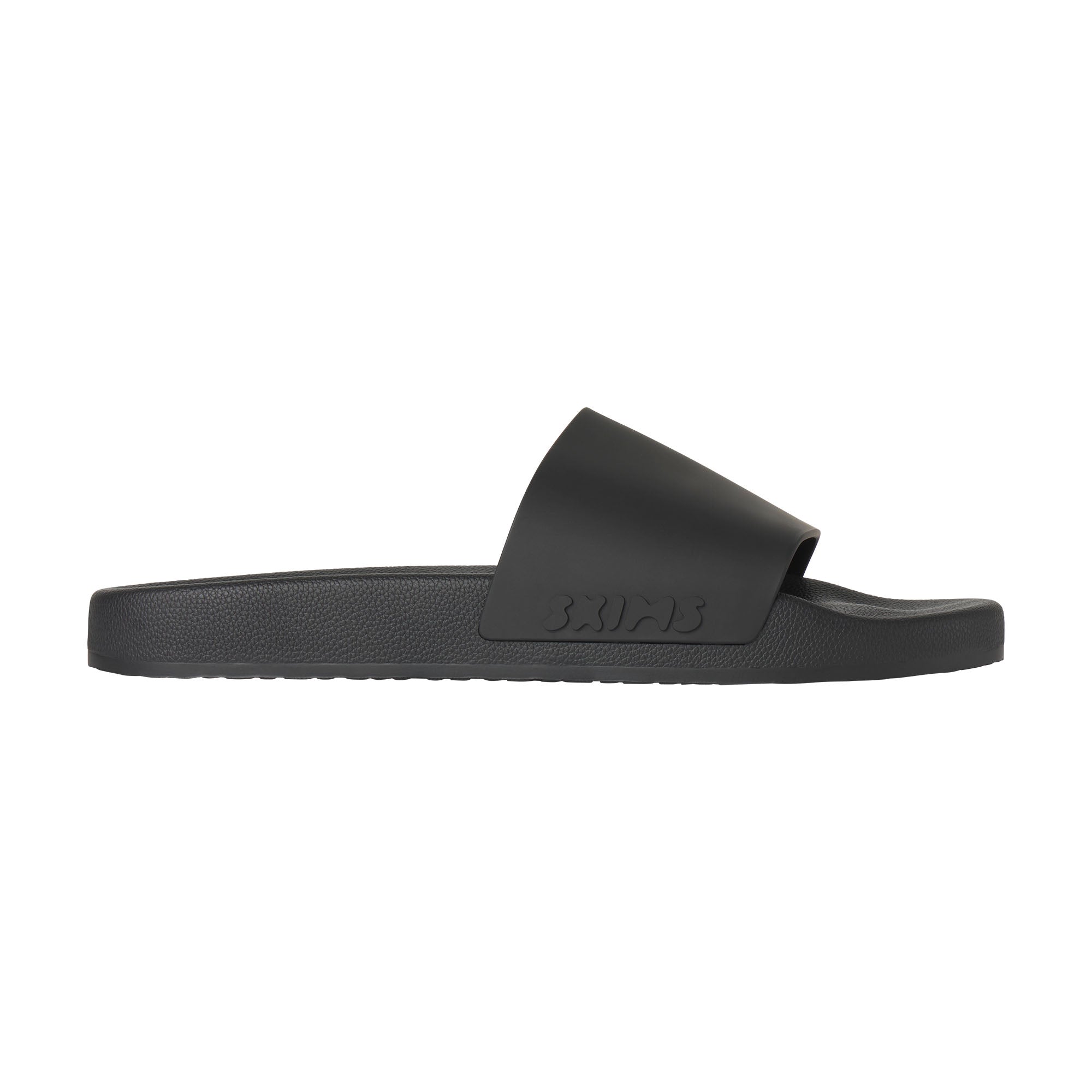 SKIMS ACCESSORIES MENS POOL SLIDE | ONYX FLAT ON A WHITE BACKGROUND | FLT