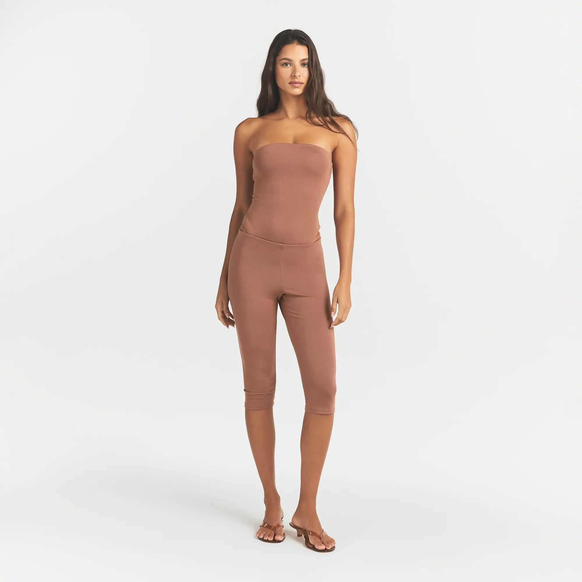 SMOOTH LAYERS STRAPLESS BODYSUIT | NUTMEG ON A MODEL FRONT VIEW @ | FOCUS: 0.0, 1.0, 0.9