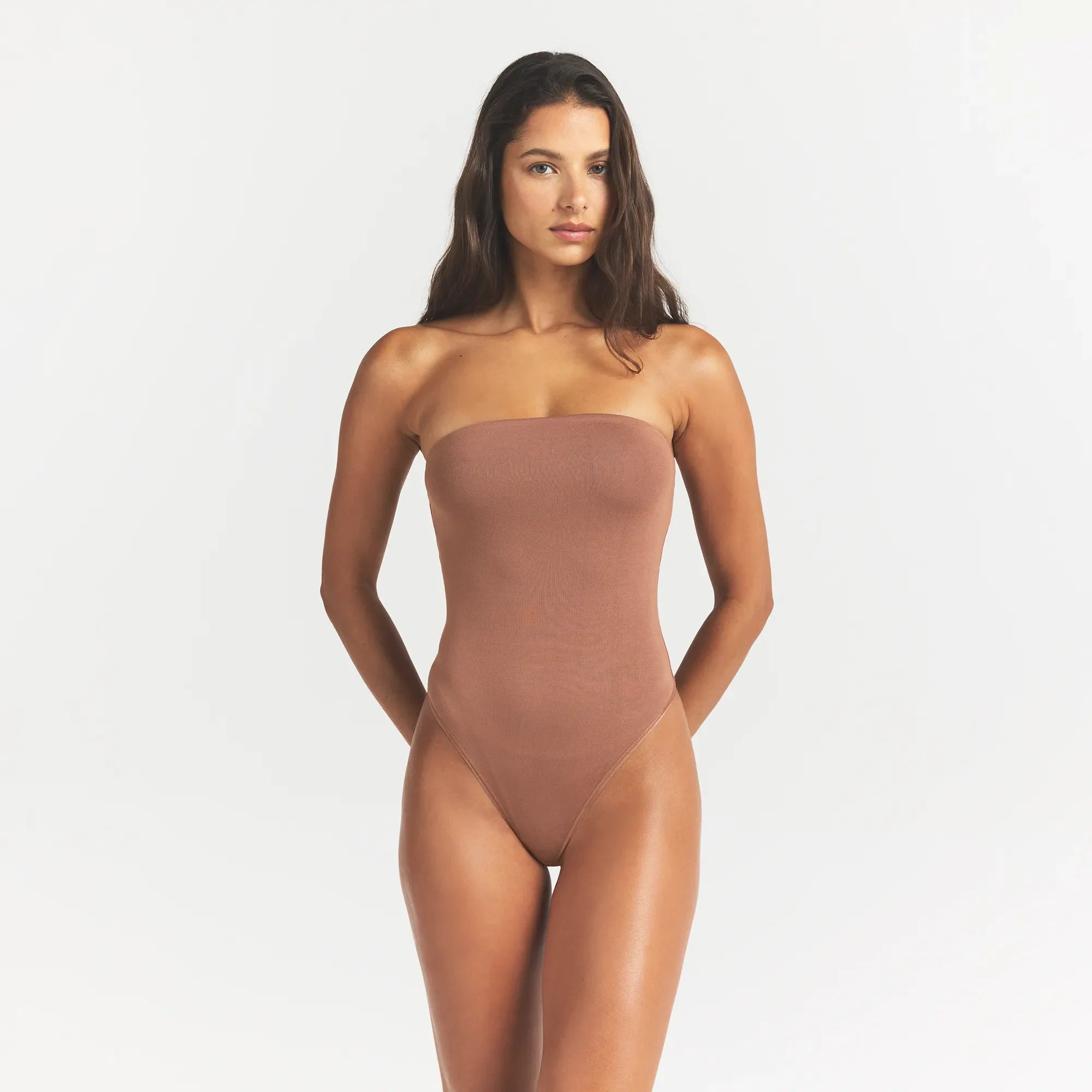 SMOOTH LAYERS STRAPLESS BODYSUIT | NUTMEG ON A MODEL FRONT VIEW @ | FOCUS: 0.0, 1.0, 0.9