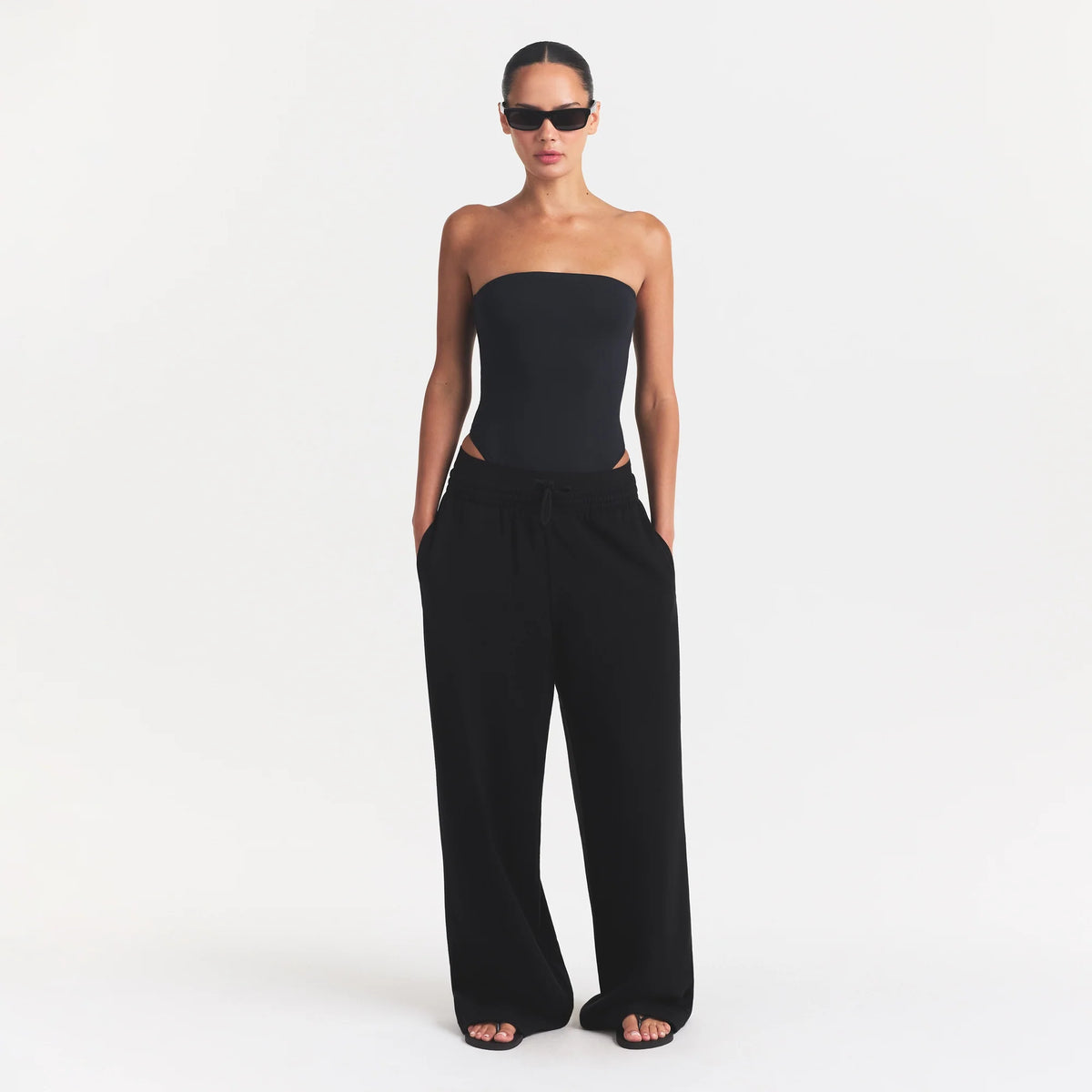 SMOOTH LAYERS STRAPLESS BODYSUIT | OBSIDIAN ON A MODEL FRONT VIEW @ | FOCUS: 0.0, 1.0, 0.9