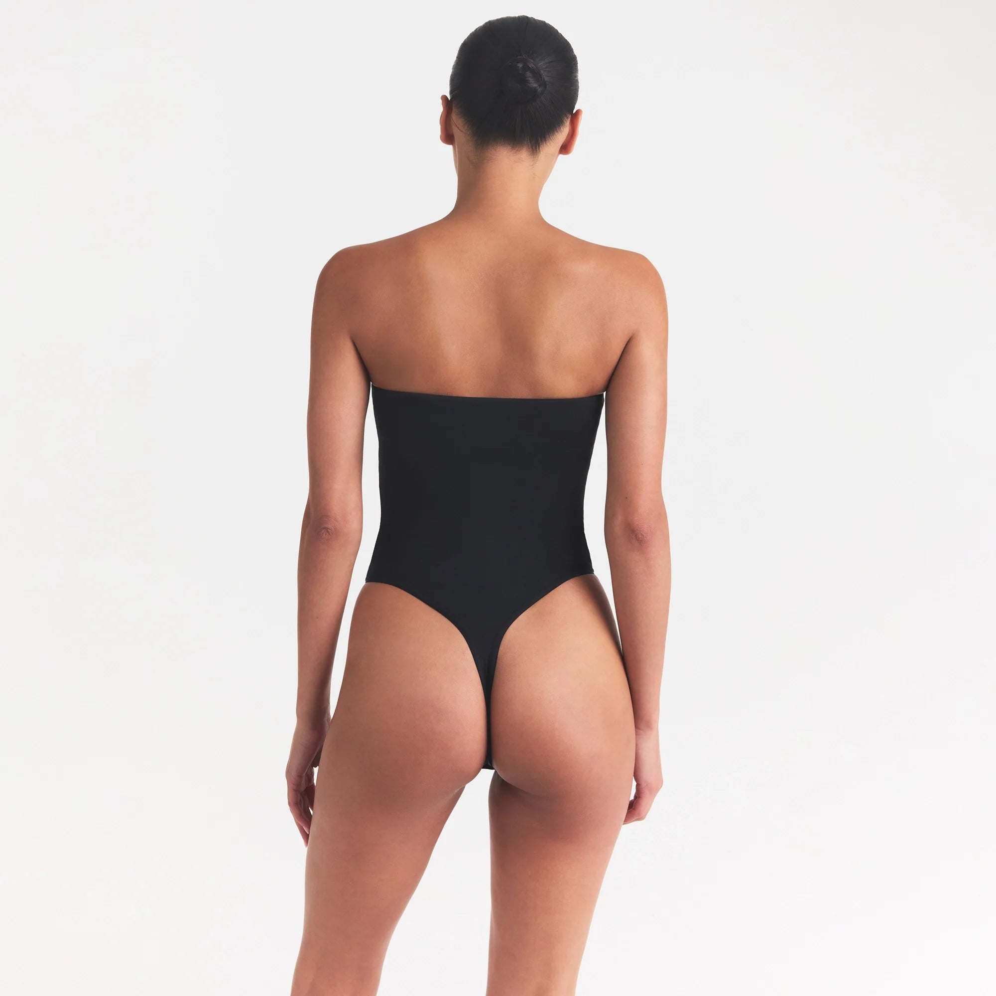 SMOOTH LAYERS STRAPLESS BODYSUIT | OBSIDIAN ON A MODEL SIDE VIEW @ | FOCUS: 0.0, 1.0, 0.9