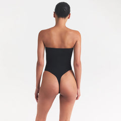 SMOOTH LAYERS STRAPLESS BODYSUIT | OBSIDIAN ON A MODEL SIDE VIEW @ | FOCUS: 0.0, 1.0, 0.9