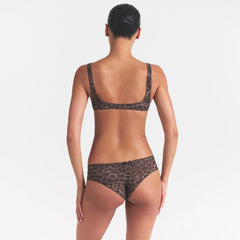 FITS EVERYBODY MICRO SCOOP BRALETTE | UMBER LEOPARD PRINT ON A MODEL SIDE VIEW @ | FOCUS: 0.0, 1.0, 0.9